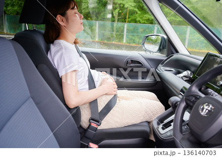 運転する女性　妊婦　子ども 136140703