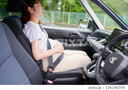 運転する女性 妊婦 子ども 運転する女性 妊婦 子ども 136140704