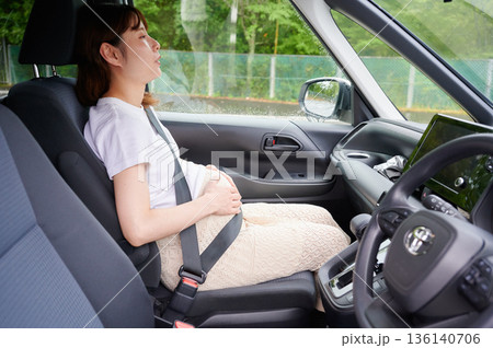 運転する女性 妊婦 子ども 運転する女性 妊婦 子ども 136140706