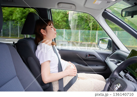 運転する女性　妊婦　子ども 136140710