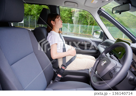 運転する女性 妊婦 子ども 運転する女性 妊婦 子ども 136140714