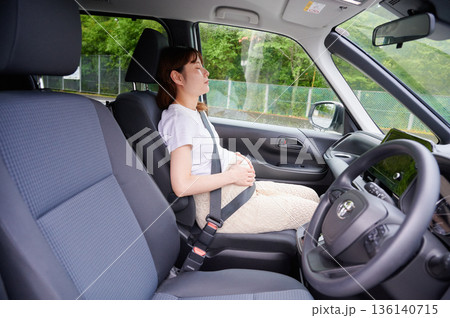 運転する女性 妊婦 子ども 運転する女性 妊婦 子ども 136140715
