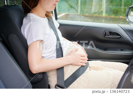 運転する女性 妊婦 子ども 運転する女性 妊婦 子ども 136140723