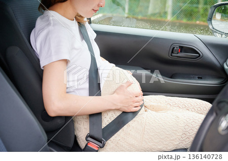 運転する女性 妊婦 子ども 運転する女性 妊婦 子ども 136140728