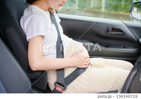 運転する女性 妊婦 子ども 運転する女性 妊婦 子ども 136140729