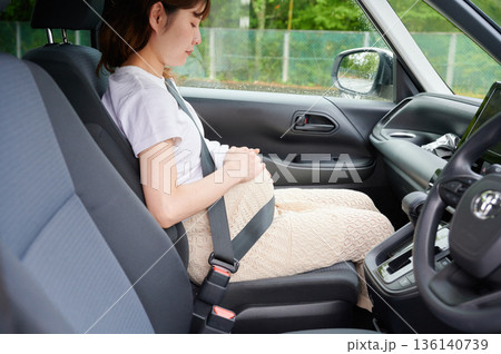 運転する女性 妊婦 子ども 運転する女性 妊婦 子ども 136140739