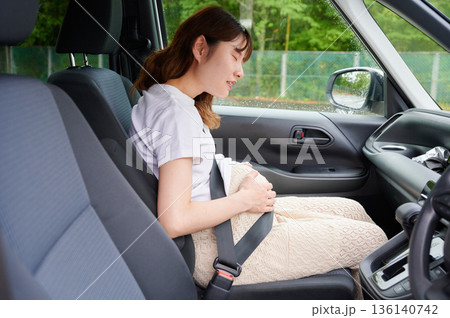 運転する女性　妊婦　子ども 136140742