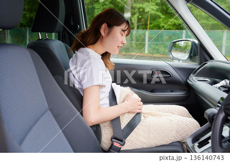 運転する女性 妊婦 子ども 運転する女性 妊婦 子ども 136140743