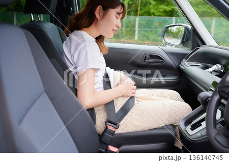 運転する女性 妊婦 子ども 運転する女性 妊婦 子ども 136140745
