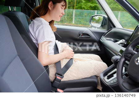 運転する女性 妊婦 子ども 運転する女性 妊婦 子ども 136140749