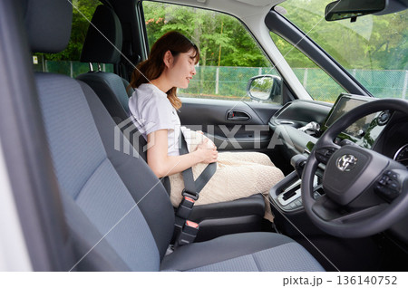 運転する女性 妊婦 子ども 運転する女性 妊婦 子ども 136140752