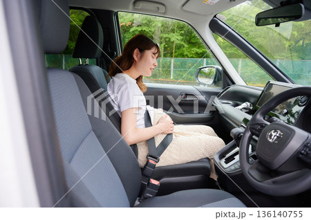 運転する女性 妊婦 子ども 運転する女性 妊婦 子ども 136140755