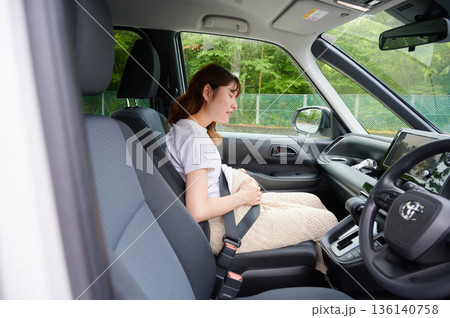 運転する女性 妊婦 子ども 運転する女性 妊婦 子ども 136140758