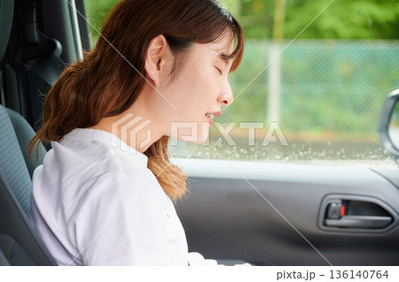 運転する女性　妊婦　子ども 136140764