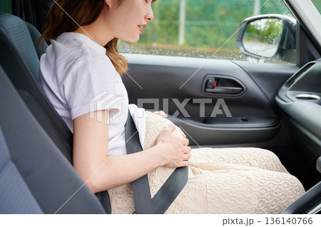 運転する女性　妊婦　子ども 136140766