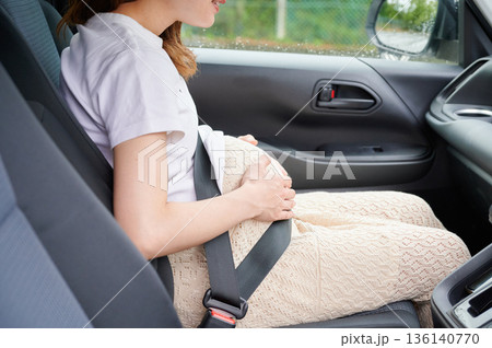 運転する女性 妊婦 子ども 運転する女性 妊婦 子ども 136140770