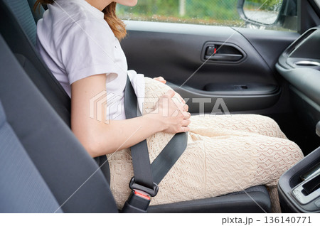 運転する女性 妊婦 子ども 運転する女性 妊婦 子ども 136140771