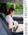 運転する女性　妊婦　子ども 136140777