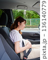 運転する女性　妊婦　子ども 136140779
