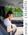 運転する女性　妊婦　子ども 136140781