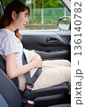 運転する女性　妊婦　子ども 136140782