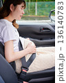 運転する女性　妊婦　子ども 136140783