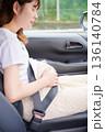 運転する女性　妊婦　子ども 136140784