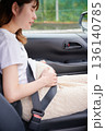 運転する女性　妊婦　子ども 136140785