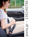 運転する女性　妊婦　子ども 136140786