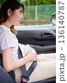 運転する女性　妊婦　子ども 136140787