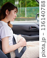 運転する女性　妊婦　子ども 136140788