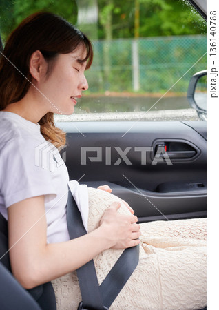 運転する女性　妊婦　子ども 136140788