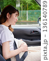 運転する女性　妊婦　子ども 136140789