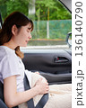 運転する女性　妊婦　子ども 136140790