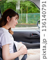 運転する女性　妊婦　子ども 136140791
