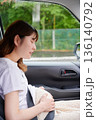 運転する女性　妊婦　子ども 136140792
