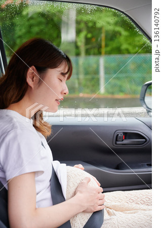 運転する女性 妊婦 子ども 運転する女性 妊婦 子ども 136140792