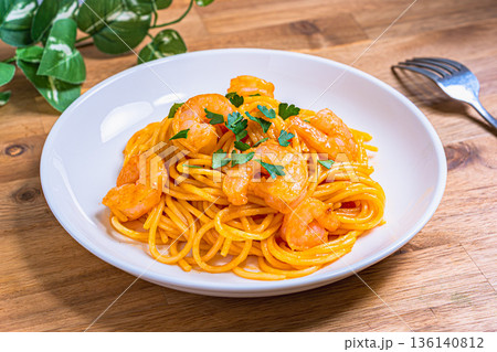 エビのトマトクリームパスタ 白い皿に盛り付けた洋食料理 エビのトマトクリームパスタ 白い皿に盛り付けた洋食料理 136140812