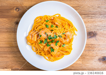 エビのトマトクリームパスタ 白い皿に盛り付けた洋食料理 エビのトマトクリームパスタ 白い皿に盛り付けた洋食料理 136140816