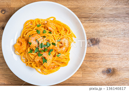 エビのトマトクリームパスタ 白い皿に盛り付けた洋食料理 エビのトマトクリームパスタ 白い皿に盛り付けた洋食料理 136140817