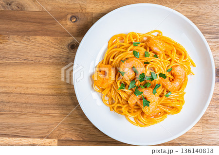 エビのトマトクリームパスタ 白い皿に盛り付けた洋食料理 136140818