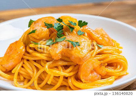 エビのトマトクリームパスタ 白い皿に盛り付けた洋食料理 エビのトマトクリームパスタ 白い皿に盛り付けた洋食料理 136140820