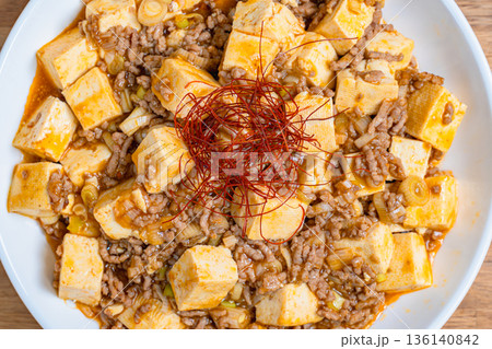 麻婆豆腐 白い皿に盛り付けた中華料理の定番メニュー 麻婆豆腐 白い皿に盛り付けた中華料理の定番メニュー 136140842