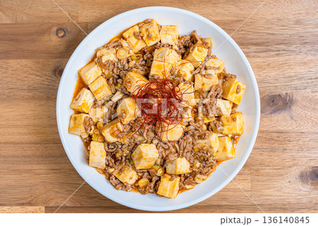 麻婆豆腐 白い皿に盛り付けた中華料理の定番メニュー 136140845