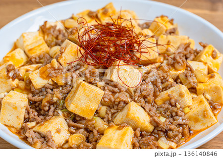 麻婆豆腐 白い皿に盛り付けた中華料理の定番メニュー 136140846