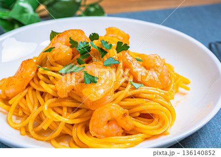 エビのトマトクリームパスタ 白い皿に盛り付けた洋食料理 エビのトマトクリームパスタ 白い皿に盛り付けた洋食料理 136140852
