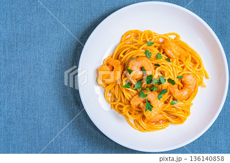 エビのトマトクリームパスタ 白い皿に盛り付けた洋食料理 136140858