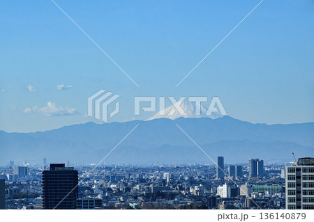 東京都港区　高輪ゲートウェイシティ 　ニュウマン高輪　28階　翠の庭から富士山と丹沢山塊方面 136140879