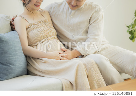 リビングのファミリー 136140881