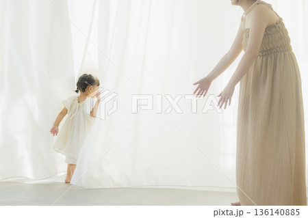 リビングのファミリー 136140885